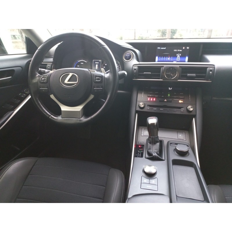 LEXUS IS 300h 2.5 223  Hybride E-CVT 181 LUXE